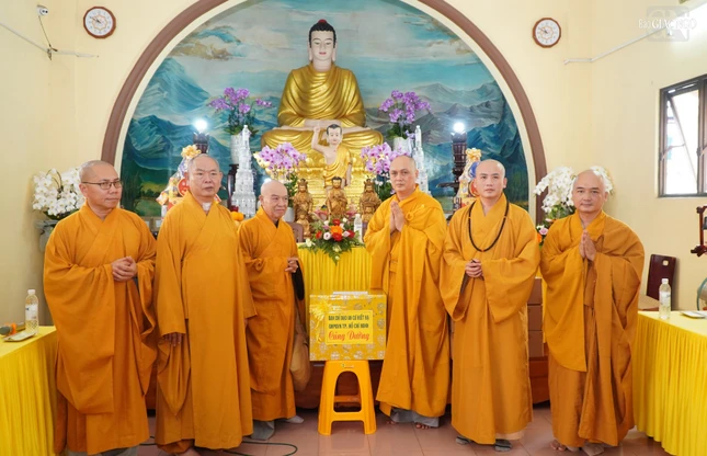 Ban Thường trực Ban Trị sự GHPGVN TP.HCM cúng dường trường hạ Phật Đà