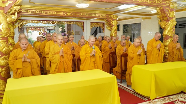 Thượng tọa Thích Minh Duyên thay mặt chư tôn đức trường hạ chùa Hưng Phước báo cáo sơ nét về khóa An cư kiết hạ tại trường hạ với trên 80 hành giả. Trường hạ cũng là điểm Bố-tát của chư Tăng Q.3 (cũ) trong mùa An cư năm nay