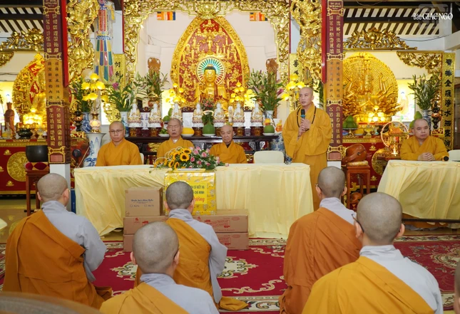 Thượng tọa Thích Minh Cần sách tấn hành giả tại trường hạ chùa Phước Hòa