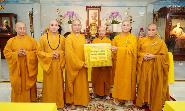 Ban Thường trực Ban Trị sự GHPGVN TP.HCM cúng dường trường hạ Hưng Phước