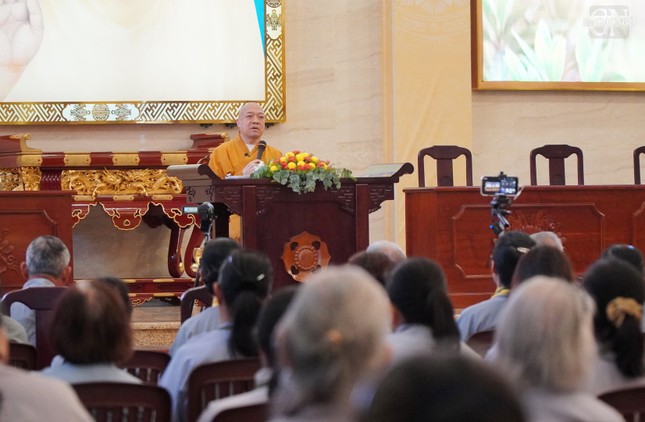 Thượng tọa Thích Nguyên Hạnh hướng dẫn về việc thực tập thiền minh sát trong cuộc sống thường ngày đến Phật tử