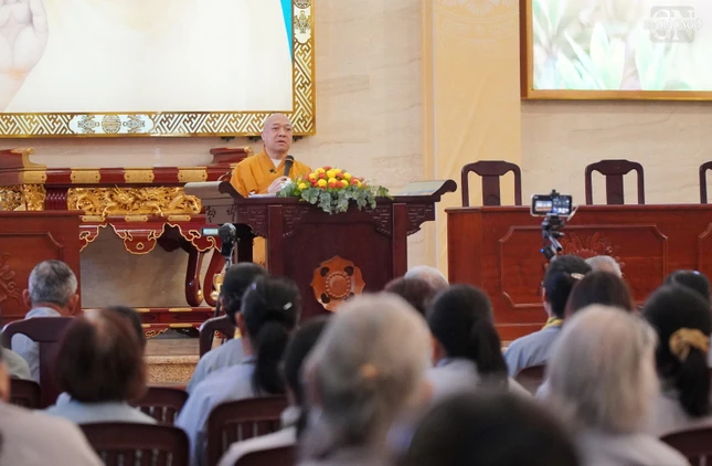 Thượng tọa Thích Nguyên Hạnh hướng dẫn về việc thực tập thiền minh sát trong cuộc sống thường ngày đến Phật tử Thượng tọa Thích Nguyên Hạnh hướng dẫn về việc thực tập thiền minh sát trong cuộc sống thường ngày đến Phật tử