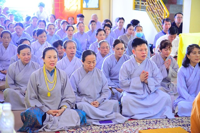 Phật tử cầu nguyện hồi hướng đến cửu huyền thất tổ