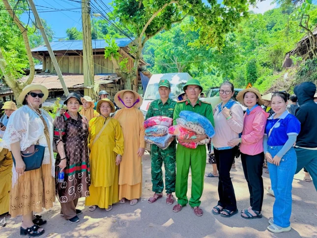 Đoàn đã trao 30 triệu đồng để hỗ trợ Đồn Biên Phòng và Công an xã Mỹ Lý