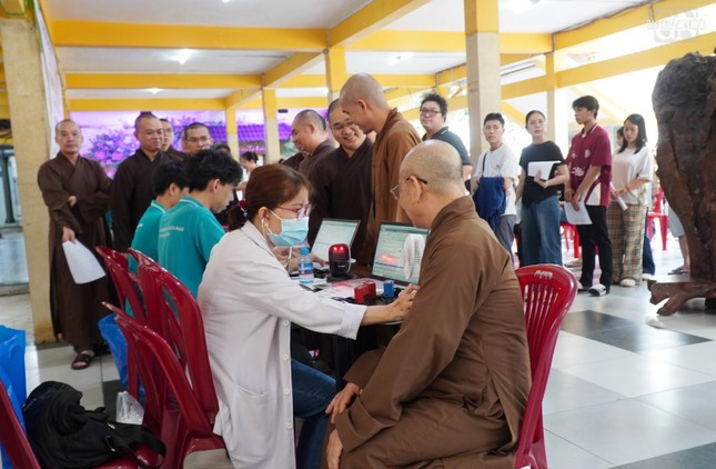 Chư Tăng an cư kiết hạ tại chùa Vĩnh Nghiêm và Phật tử kiểm tra sức khỏe trước khi hiến máu