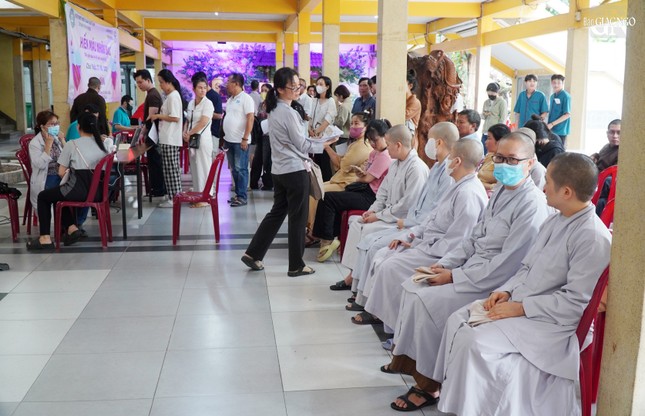 Chư Ni chùa Phước Hòa đợi tới lượt hiến máu