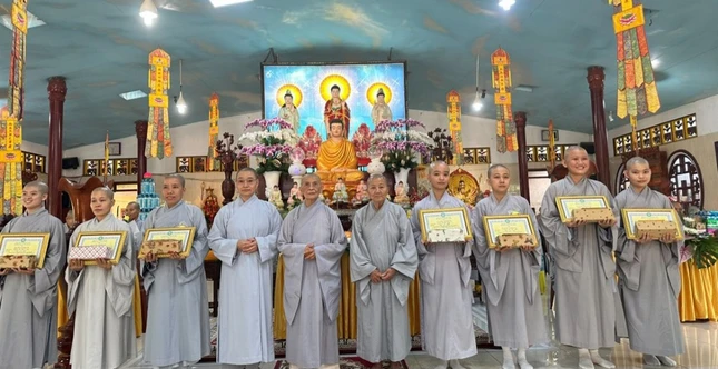 Ban Chức sự trường hạ trao phần thưởng đến các vị thi tụng luật Ban Chức sự trường hạ trao phần thưởng đến các vị thi tụng luật