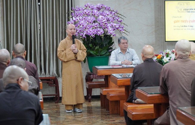 Thượng tọa Thích Nguyên Các, Phó trụ trì chùa Vĩnh Nghiêm cảm ơn đến ông Vũ Huy Long đã dành thời gian chia sẻ chuyên đề Luật Tín ngưỡng, tôn giáo đến chư Tăng an cư tại trường hạ chùa Vĩnh Nghiêm