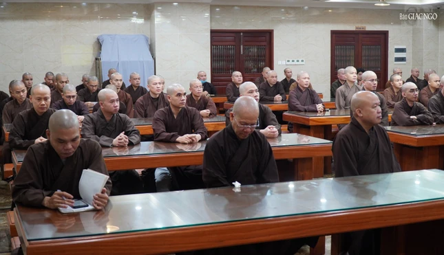 Chư tôn đức lắng nghe chuyên đề