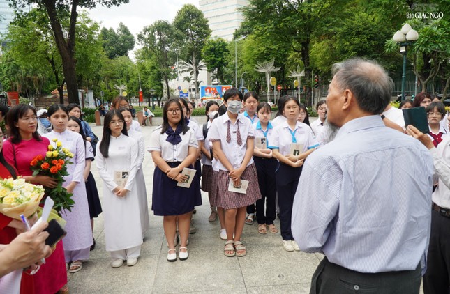 123 em nữ sinh lớp 11 nhận học bổng - cùng lứa tuổi với liệt nữ Quách Thị Trang lúc hy sinh