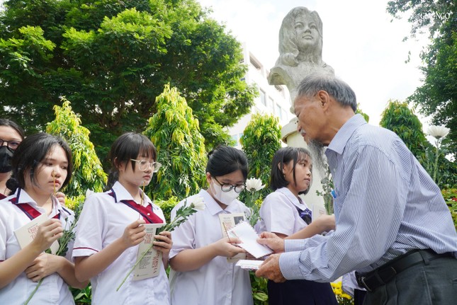 Trao học bổng đến các em nữ sinh lớp 11 tại TP.HCM, cùng lứa tuổi với liệt nữ Quách Thị Trang lúc hy sinh