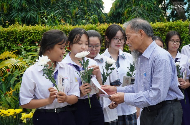 PGS.TS Nguyễn Thiện Tống trao học bổng đến các em nữ sinh