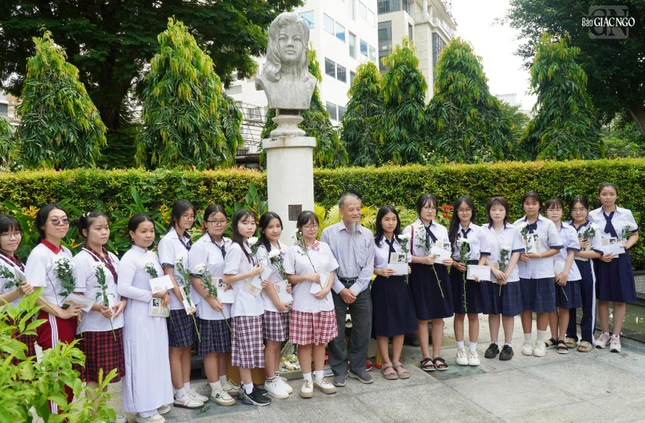 Có 39 suất học bổng đặc biệt, mỗi suất 3,5 triệu đồng dành cho các nữ sinh có hoàn cảnh khó khăn nhưng nỗ lực học tập