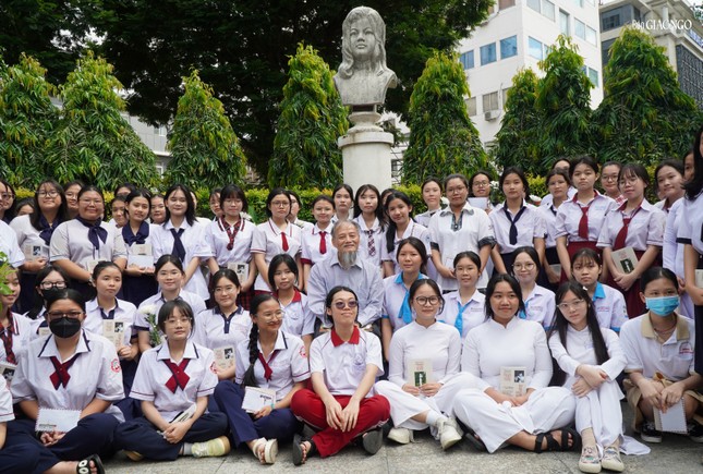 PGS.TS Nguyễn Thiện Tống lưu niệm cùng các nữ sinh nhận học bổng