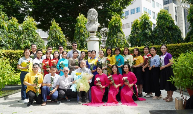 Thầy cô giáo đại diện 34 Trường Trung học Phổ thông ở TP.HCM lưu niệm cùng PGS.TS Nguyễn Thiện Tống