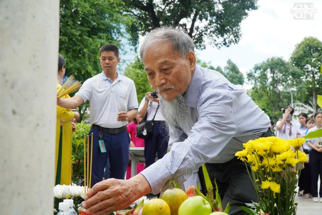 PGS.TS Nguyễn Thiện Tống tưởng niệm liệt nữ Quách Thị Trang