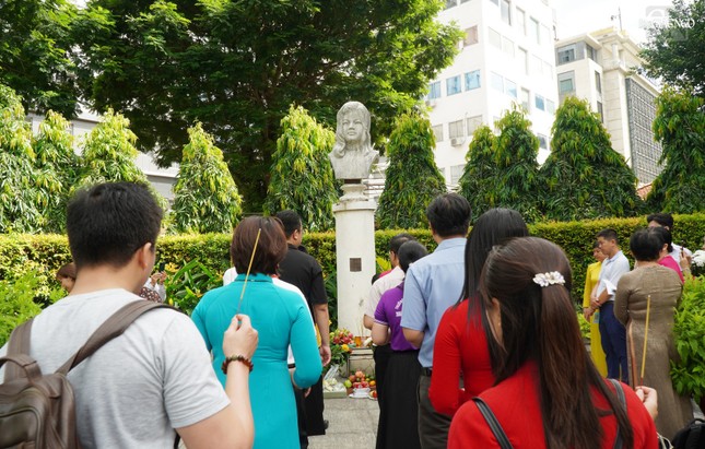 Thầy cô giáo dâng hương tưởng niệm Liệt nữ Quách Thị Trang