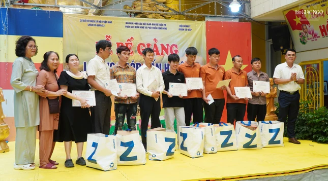 Tặng 22 phần quà đến các học viên khuyết tật