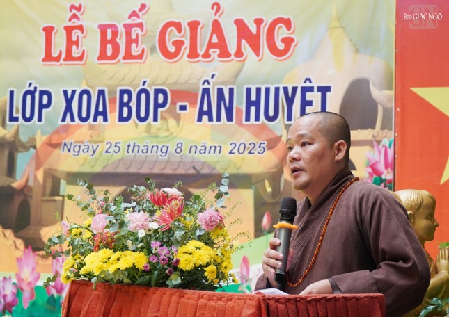 Đại đức Thích Quang Hải báo cáo tổng kết lớp học