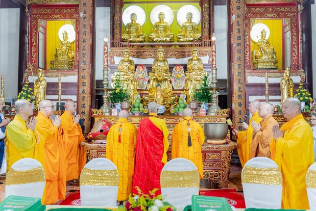 Buổi lễ trang nghiêm diễn ra tại tổ đình Sắc tứ Tịnh Quang