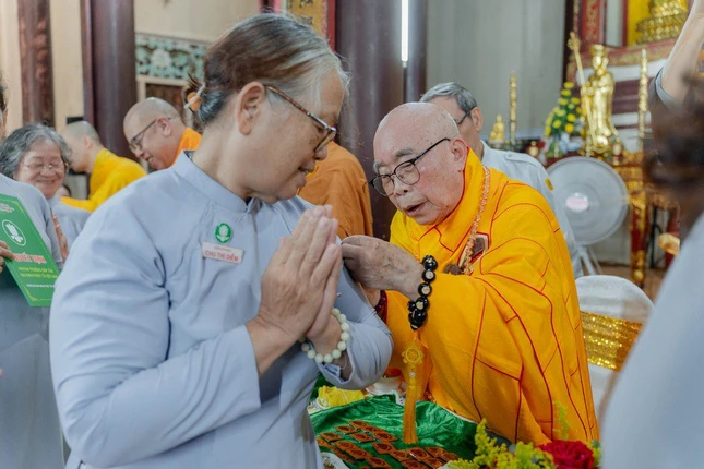 Hòa thượng Thích Thiện Tấn đeo cấp hiệu đến huynh trưởng