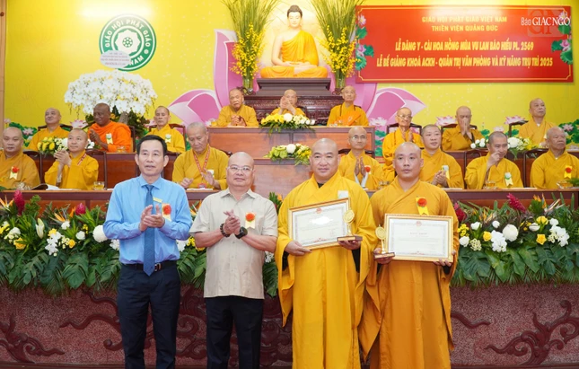 Thượng tọa Thích Phước Nguyên, Đại đức Thích Minh Hội nhận bằng khen của UBND tỉnh Cà Mau ghi nhận những đóng góp công tác an sinh xã hội trên địa bàn tỉnh