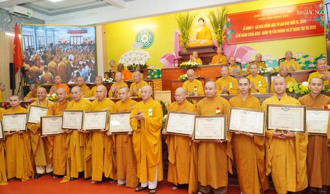 Hòa thượng Thích Huệ Thông trao Chứng nhận khóa Quản trị văn phòng và Kỹ năng trụ trì