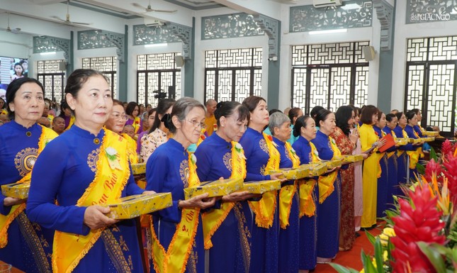 Phật tử dâng pháp y