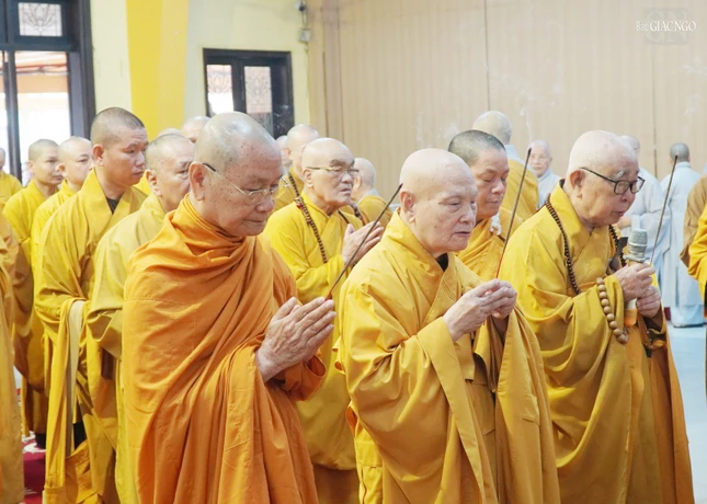 Chư tôn đức tưởng niệm Hòa thượng Thích Tâm Châu