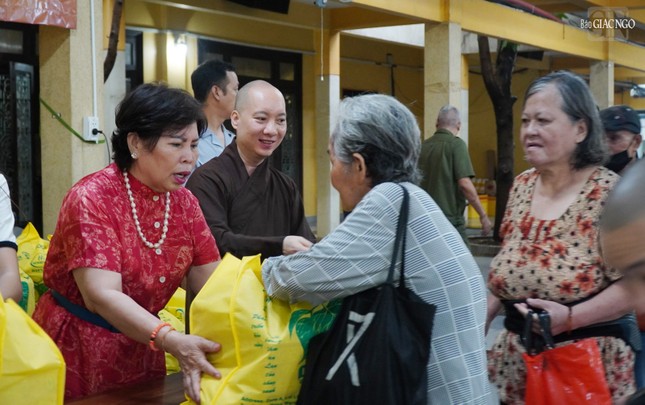 Có 500 phần quà được chùa Vĩnh Nghiêm gửi đến người dân khó khăn nhân Vu lan - Báo hiếu