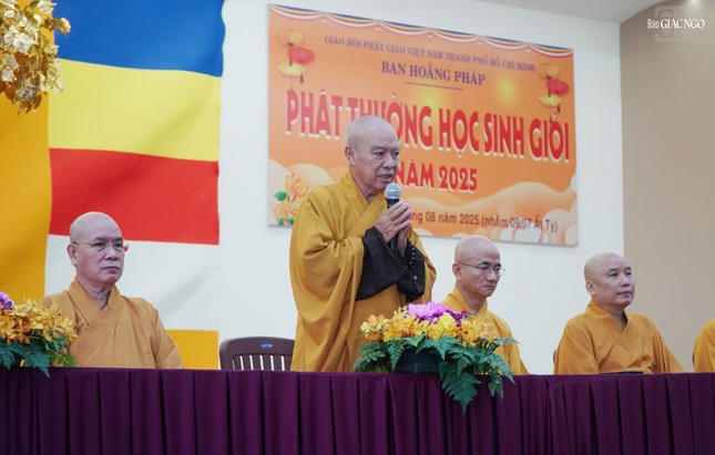 Hòa thượng Thích Nhựt Hỷ sách tấn đến các em học sinh nhận phần thưởng