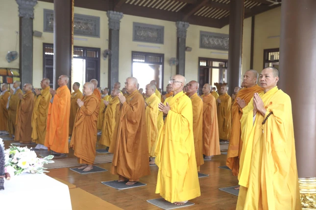 Chư tôn đức tham dự lễ