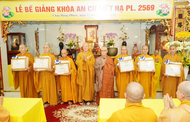 Chư tôn đức trao phần thưởng đến hành giả