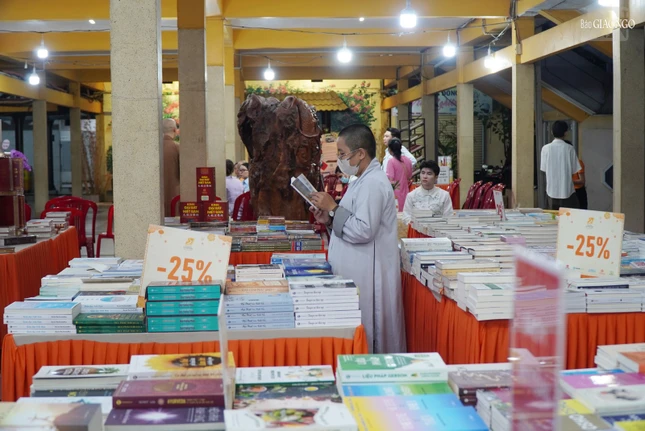 Nhiều đầu sách Phật giáo được giảm giá