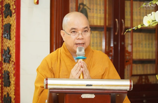 Thượng tọa Thích Thiện Tài báo cáo tổng kết khóa An cư kiết hạ