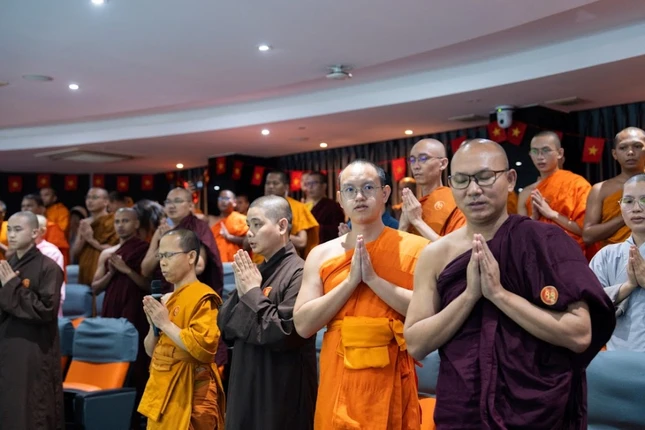 Phút niệm Phật và mặc niệm tưởng nhớ các chiến sĩ trận vong, đồng bào tử nạn Phút niệm Phật và mặc niệm tưởng nhớ các chiến sĩ trận vong, đồng bào tử nạn