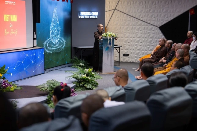 Đại đức Thích Đồng Hạnh phát biểu ôn lại những chặng đường lịch sử Phật giáo đồng hành cùng dân tộc Đại đức Thích Đồng Hạnh phát biểu ôn lại những chặng đường lịch sử Phật giáo đồng hành cùng dân tộc