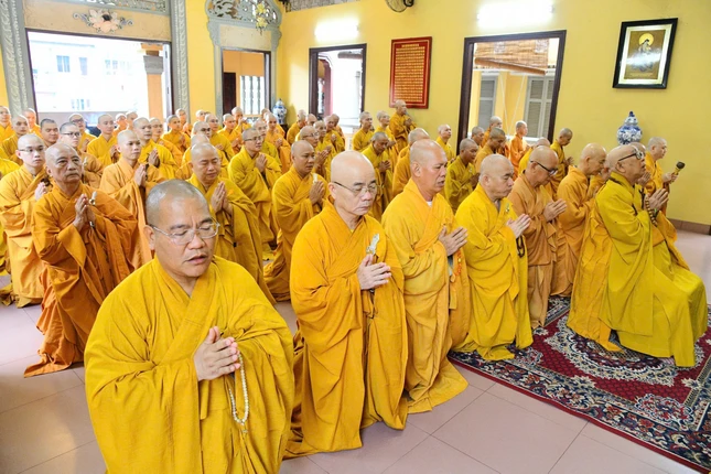 Trang nghiêm khóa lễ tại chánh điện chùa Ấn Quang