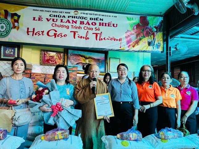 Thượng tọa Thích Tâm Phú, trụ trì chùa Phước Điền phát biểu cảm ơn mạnh thường quân và thăm hỏi trước khi tặng quà đến bà con Thượng tọa Thích Tâm Phú, trụ trì chùa Phước Điền phát biểu cảm ơn mạnh thường quân và thăm hỏi trước khi tặng quà đến bà con