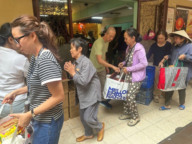 Tặng quà đến người dân tại chùa Bửu Đà Tặng quà đến người dân tại chùa Bửu Đà