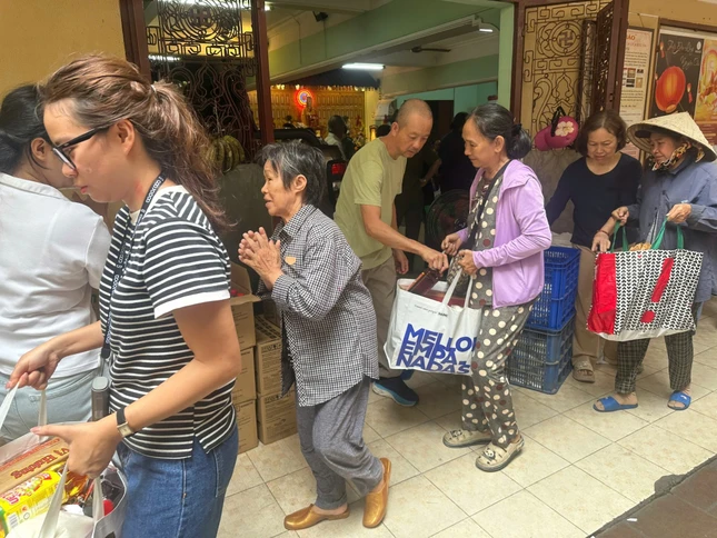 Tặng quà đến người dân tại chùa Bửu Đà