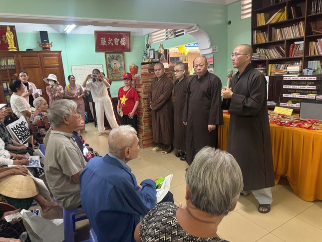 Tặng quà đến bà con mùa Vu lan tại chùa Bửu Đà Tặng quà đến bà con mùa Vu lan tại chùa Bửu Đà