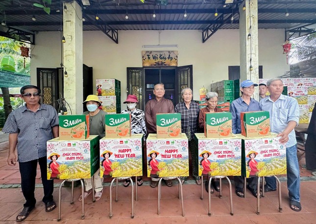 Tặng quà cho bà con tại xã Củ Chi Tặng quà cho bà con tại xã Củ Chi