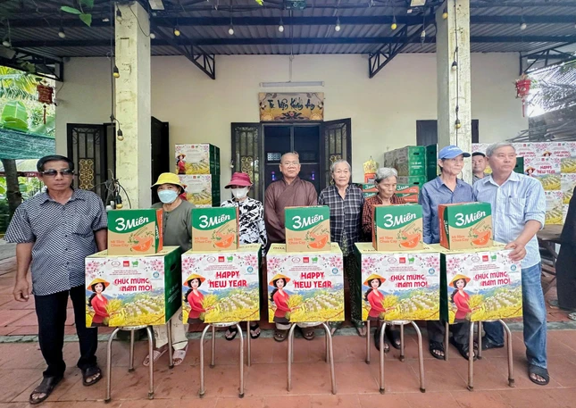 Tặng quà cho bà con tại xã Củ Chi