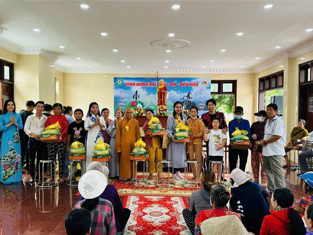 Chùa Thiên Nguyên tặng quà đến bà con xã Tân Hòa