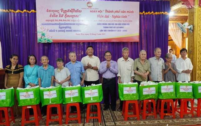 200 phần quà được trao tặng đến người dân trên địa bàn P.Xuân Hòa