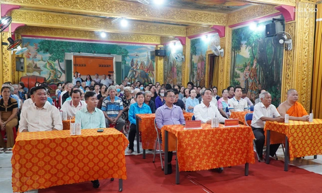 Đại diện chính quyền, chư Tăng chùa Candaransi và người dân tham dự