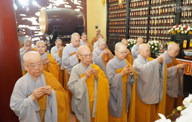 Chư Ni thành kính dâng hương tưởng niệm