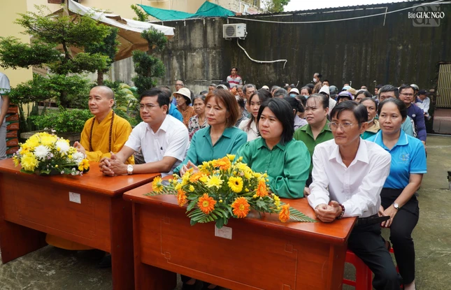 Ông Thạch Nghi Xuân, Ủy viên Thường trực, Trưởng ban Dân tộc - Tôn giáo Ủy ban MTTQVN TP.HCM; bà Nguyễn Thị Ngọc Thanh, Phó Giám đốc Trung tâm An sinh xã hội TP.HCM, cùng đại diện chính quyền P.Long Trường tham dự
