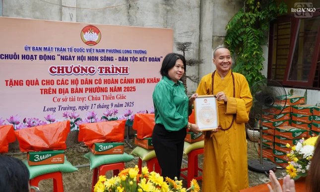 Bà Nguyễn Như Thảo trao Thư cảm ơn đến Thượng tọa Thích Đạo Phước, trụ trì chùa Thiền Giác